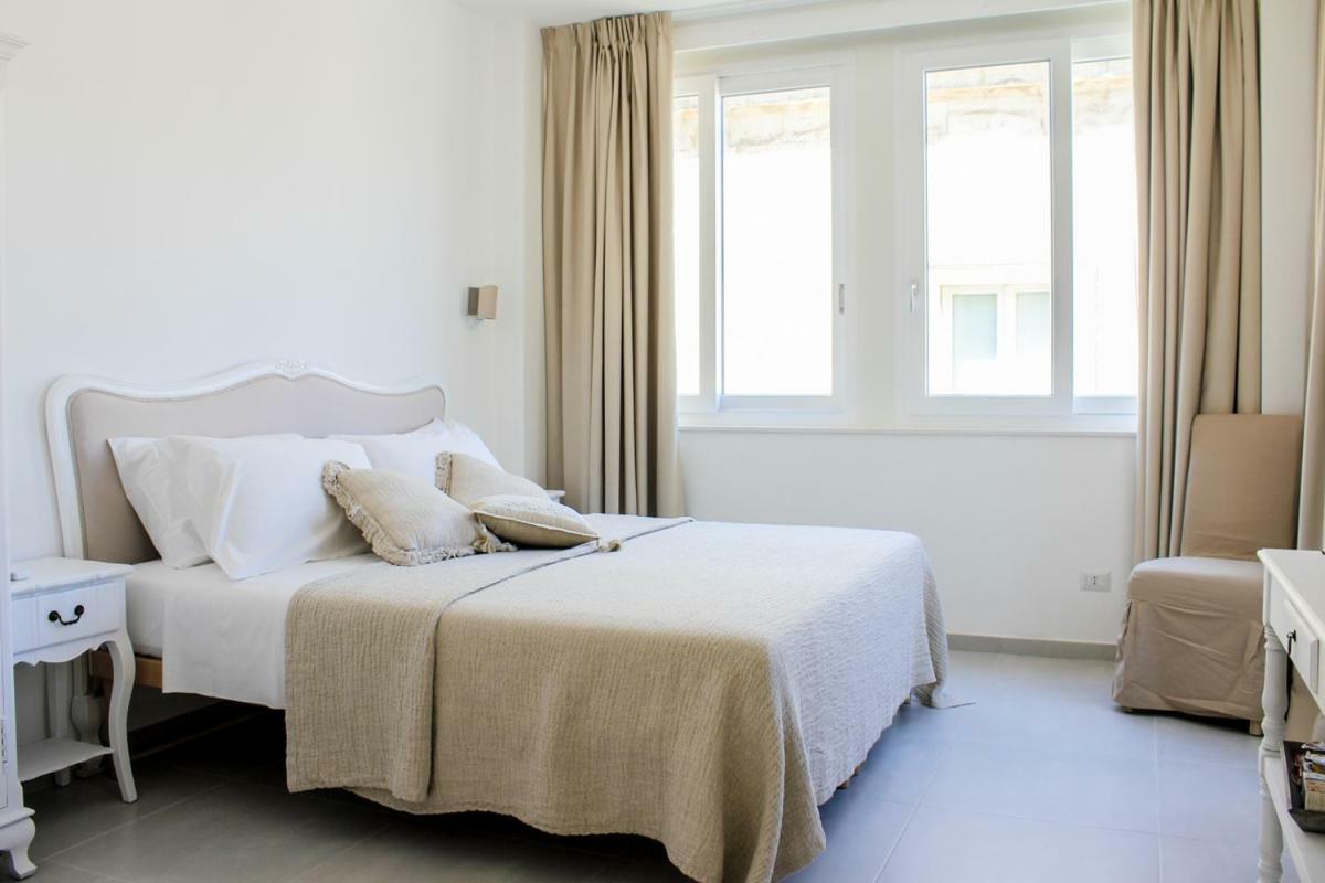 Central Suites Lecce Bagian luar foto